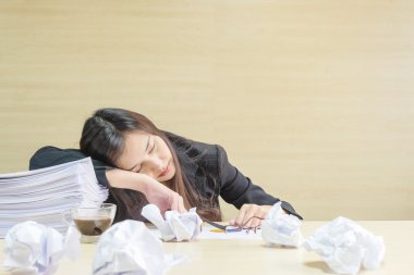 O bulanık ahşap masa ve duvar dokulu arka plan toplantı odasında çalışma kağıt ve belge dosya ile onun işten yorgun sonra uyku Closeup çalışan kadın yorgun çalışan kadın kavramı