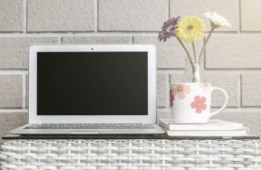 Bulanık ahşap bilgisayarda portre dokuma tablo ve kahverengi tuğla duvar doku arka plan, güzel iş yerinde iç evde kavramının