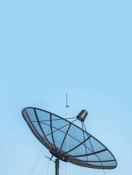 Primer plano antena parabólica en hermoso cielo azul claro textura de fondo con espacio de copia —  Fotos de Stock