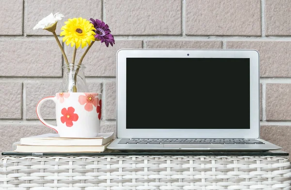 Bulanık ahşap bilgisayarda portre dokuma tablo ve kahverengi tuğla duvar doku arka plan, güzel iş yerinde iç evde kavramının