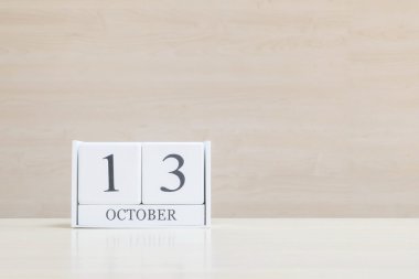 Closeup yüzey Beyaz ahşap takvim ile siyah 13 Ekim kelime bulanık kahverengi ahşap Resepsiyon ve ahşap dokulu arka plan kopya alanı ile duvar, benim portföyü içinde başka bir daha fazla tarihini görüntüleyin