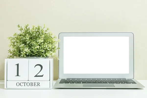 Calendario de madera blanca con negro 12 palabra de octubre con espacio en blanco en el centro de la computadora portátil en escritorio de madera blanca y fondo de pantalla crema texturizado, ver más fecha en mi cartera — Foto de Stock