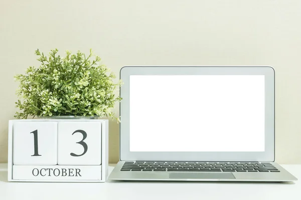 Calendario de madera blanca con negro 13 palabra de octubre con espacio en blanco en el centro de la computadora portátil en escritorio de madera blanca y fondo de pantalla crema texturizado, ver más fecha en mi cartera — Foto de Stock