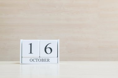 Closeup yüzey Beyaz ahşap takvim ile siyah 16 Ekim kelime bulanık kahverengi ahşap Resepsiyon ve ahşap dokulu arka plan kopya alanı ile duvar, benim portföyü içinde başka bir daha fazla tarihini görüntüleyin
