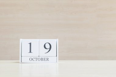 Closeup yüzey Beyaz ahşap takvim ile siyah 19 Ekim kelime bulanık kahverengi ahşap Resepsiyon ve ahşap dokulu arka plan kopya alanı ile duvar, benim portföyü içinde başka bir daha fazla tarihini görüntüleyin