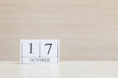 Closeup yüzey Beyaz ahşap takvim ile siyah 17 Ekim kelime bulanık kahverengi ahşap Resepsiyon ve ahşap dokulu arka plan kopya alanı ile duvar, benim portföyü içinde başka bir daha fazla tarihini görüntüleyin