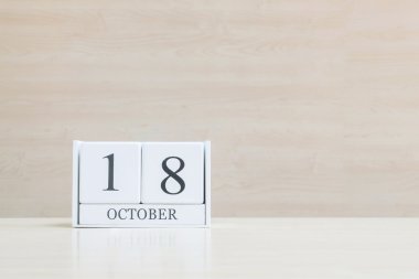 Closeup yüzey Beyaz ahşap takvim ile siyah 18 Ekim kelime bulanık kahverengi ahşap Resepsiyon ve ahşap dokulu arka plan kopya alanı ile duvar, benim portföyü içinde başka bir daha fazla tarihini görüntüleyin