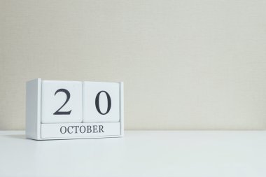 Closeup Beyaz ahşap takvim bulanık Beyaz ahşap masa ve krem renk duvar odadaki siyah 20 Ekim kelime ile dokulu arka plan kopya alanı, takvim, seçici odak ile