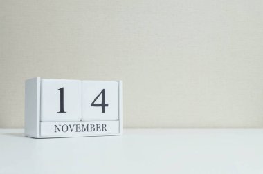 Closeup Beyaz ahşap takvim bulanık Beyaz ahşap masa ve krem renk duvar odadaki siyah 14 Kasım kelime ile dokulu arka plan kopya alanı, takvim, seçici odak ile