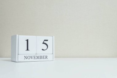 Closeup Beyaz ahşap takvim bulanık Beyaz ahşap masa ve krem renk duvar odadaki siyah 15 Kasım kelime ile dokulu arka plan kopya alanı, takvim, seçici odak ile