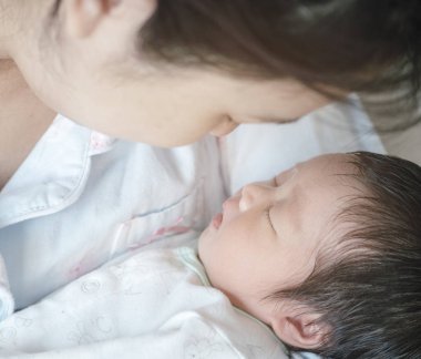 Bebeğin annesinin kollarında rahat bir şekilde uyumasını sağla.