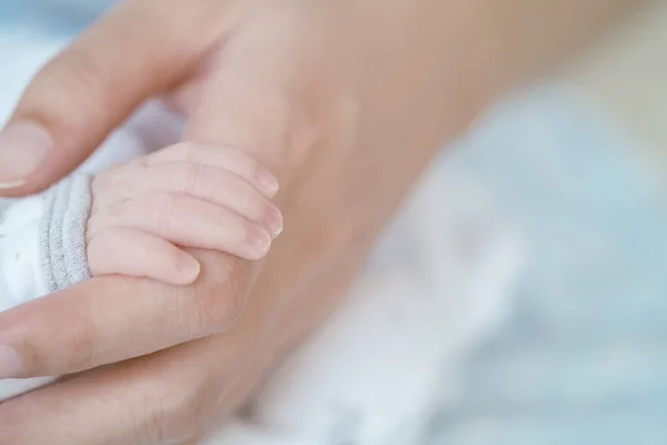 Closeup Baby Hand Holding Mother Hand Copy Space — Stock Photo, Image