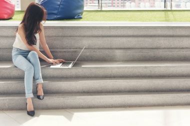 çalışan kadınların bilgisayar kullanımı