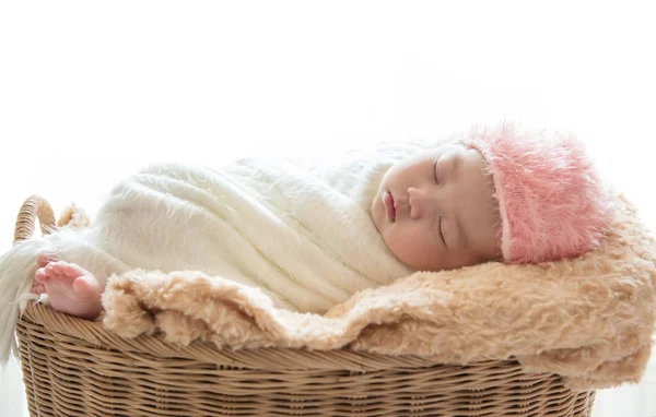 Menino recém-nascido dormir em sua cesta marrom relaxante sob um Whit — Fotografia de Stock
