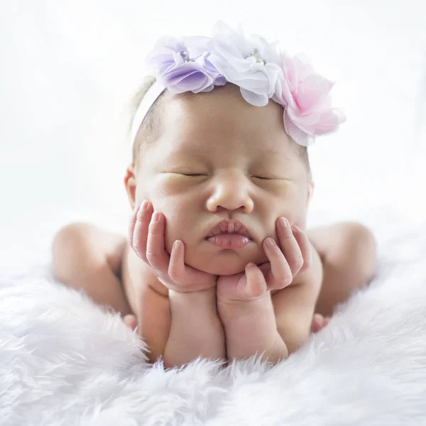 Newborn 7 day old baby girl on his white bed relaxing — Stock Photo, Image