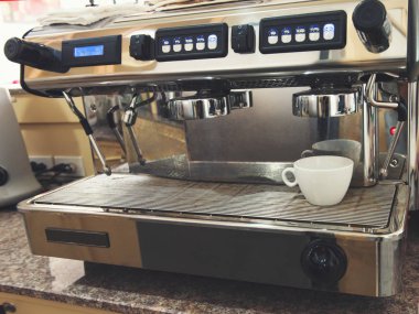 Beyaz fincan kahve kahve makinesi kahve dükkanında