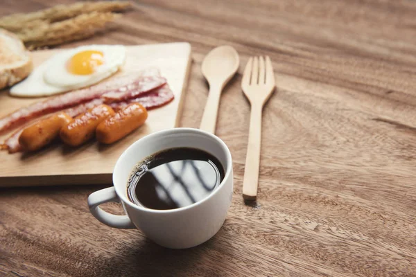 Завтрак с черным кофе и сауаге с омлетом из бекона — стоковое фото