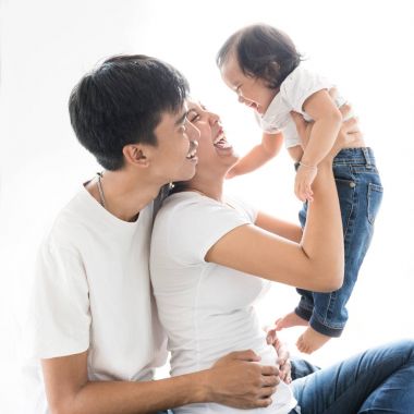 mutlu gülümseyen aile üç kişi beyaz arka plan üzerinde izole