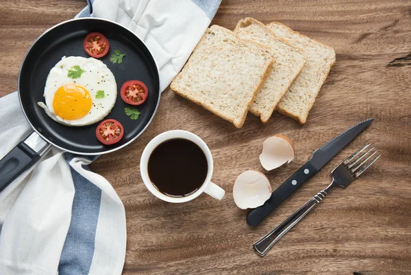 Свежий завтрак с черным кофе и омлетом — стоковое фото