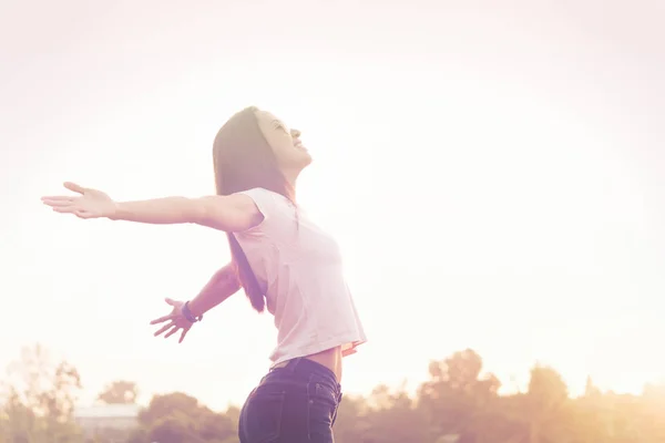 Junge Schönheit Frau glücklich entspannendes Lächeln im Sommer Sonnenuntergang Himmel aus — Stockfoto