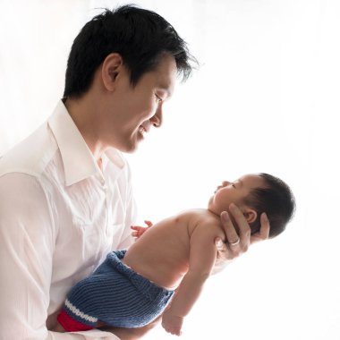 adam gülümseme ve göz üzerinde beyaz bac izole yandan yeni doğan bebek