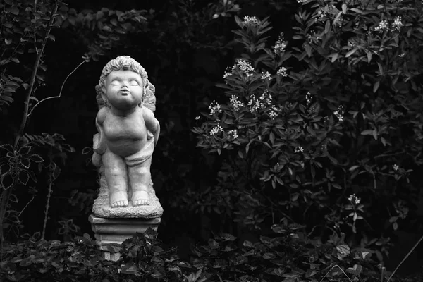 Patung putih seorang malaikat berdiri dan berciuman di rumah kebun di — Stok Foto