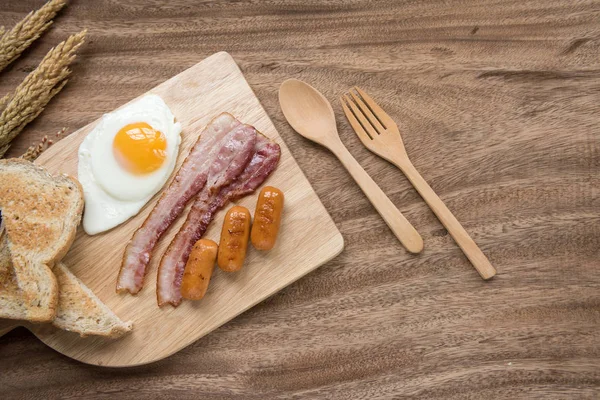 Breakfast setting with sauaage and bacon omelette on the table w — Stock Photo, Image