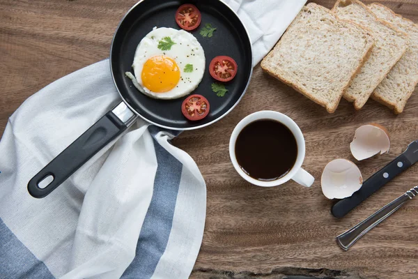 Завтрак с черным кофе и омлетом — стоковое фото