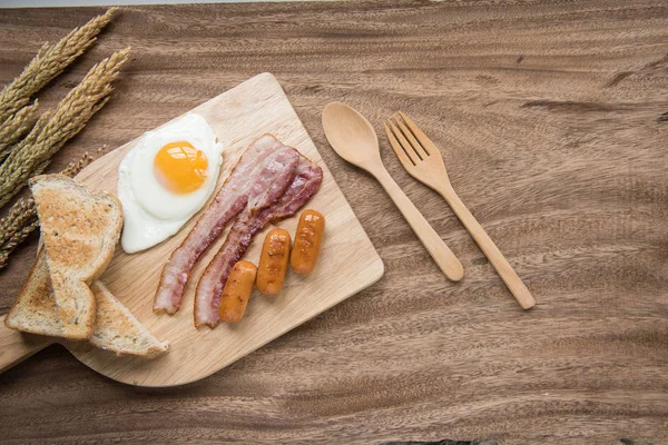 Frühstück mit Sauerspeck-Omelette auf dem Tisch — Stockfoto