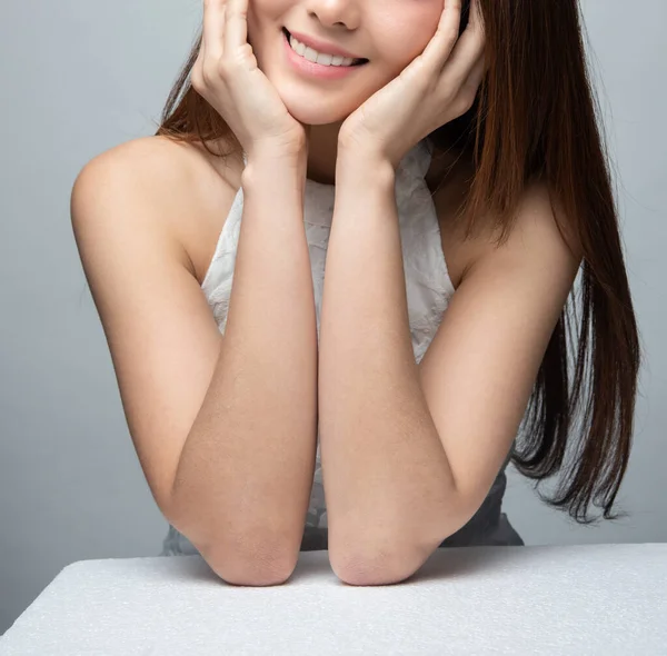 Beauty asia girl smile sitting on chair and touching her chin an — Stockfoto