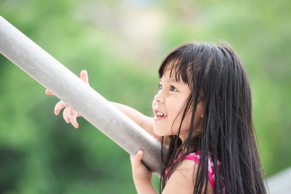 Glad asiatiska barn flicka svart hår leende — Stockfoto