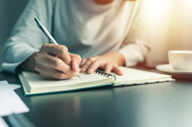 İş kadını oturuyor ve planlamacıyla konuşuyor.