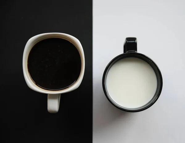 Ansicht der Kaffeetasse von oben auf schwarz-weißem Hintergrund. — Stockfoto