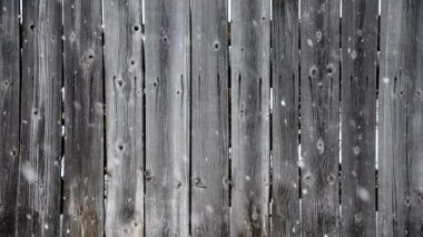 Büyük kar taneleri yavaşça düşüyor.