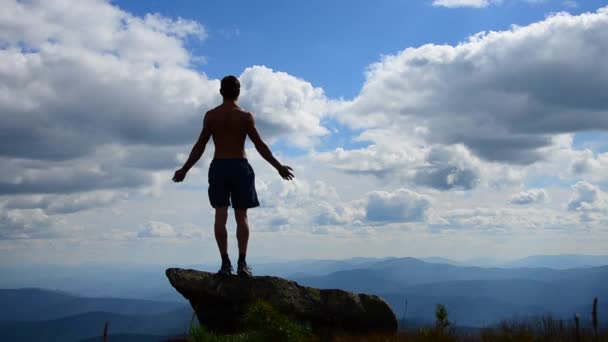 Uomo Erge Sulla Cima Una Montagna Mani Aperte — Video Stock