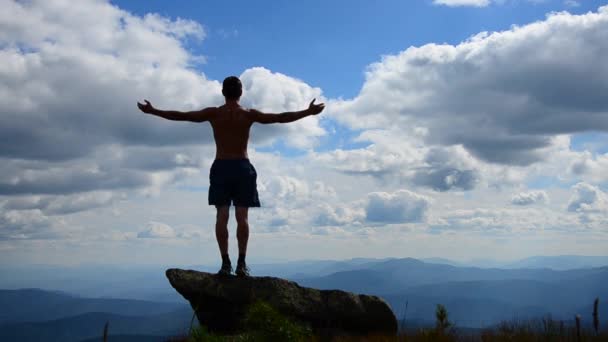 Hombre Para Cima Una Montaña Con Las Manos Abiertas — Vídeos de Stock