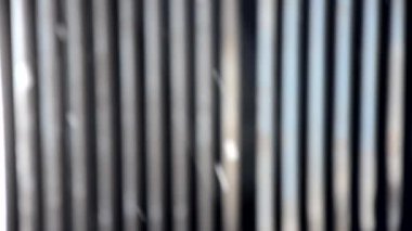 Büyük kar taneleri yavaşça düşüyor.