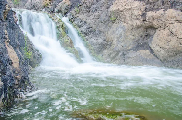 Падающая Вода Утреннем Тумане Падающая Вода Густом Утреннем Тумане Вода — стоковое фото