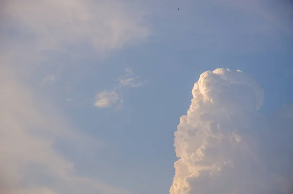 Awan volumetric saat matahari terbenam — Stok Foto