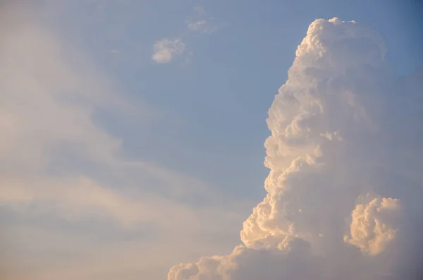 Awan volumetric saat matahari terbenam — Stok Foto