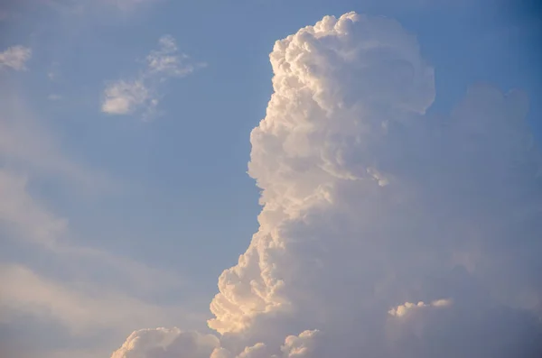 Объемные облака на закате — стоковое фото