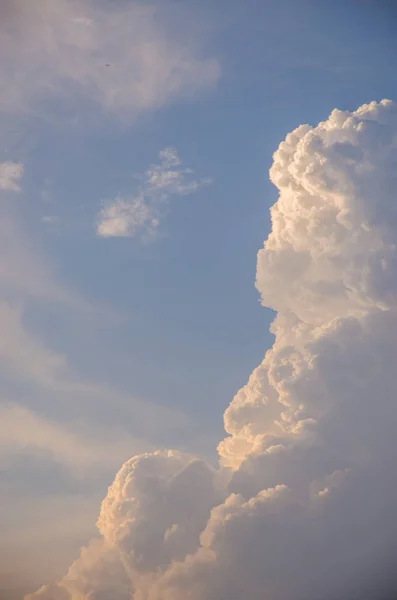 Awan volumetric saat matahari terbenam — Stok Foto