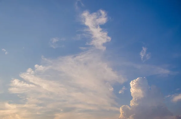 Nuvens volumétricas ao pôr do sol — Fotografia de Stock