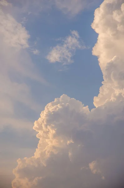 Awan volumetric saat matahari terbenam — Stok Foto