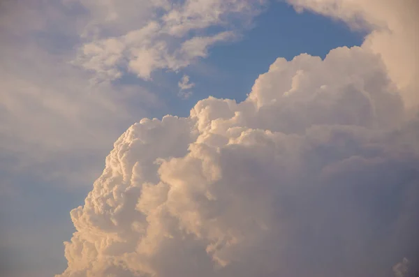 Nuvens volumétricas ao pôr do sol — Fotografia de Stock