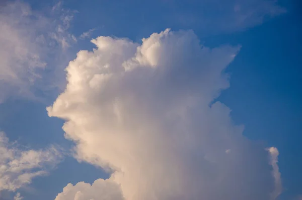 Awan volumetric saat matahari terbenam — Stok Foto