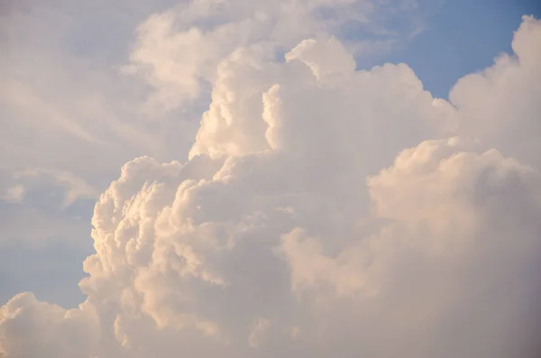 Nuvens volumétricas ao pôr do sol — Fotografia de Stock