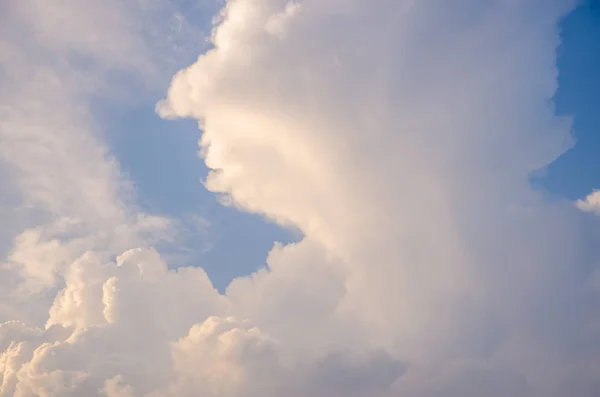 Awan volumetric saat matahari terbenam — Stok Foto