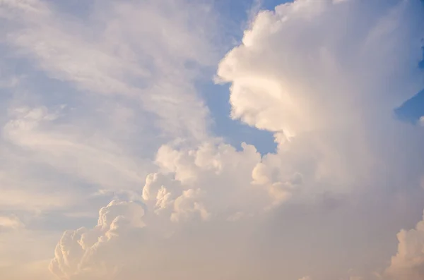 Awan volumetric saat matahari terbenam — Stok Foto