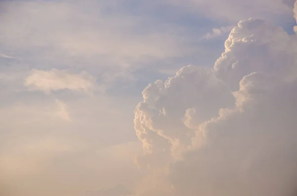 Awan volumetric saat matahari terbenam — Stok Foto